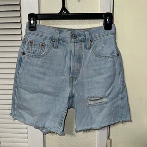 Levis shorts W23